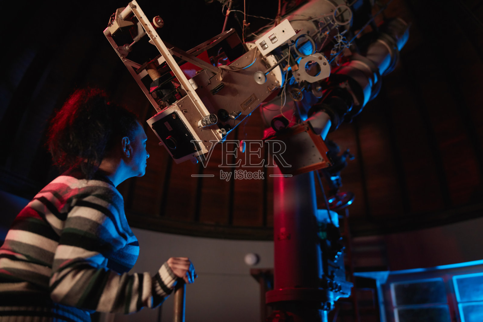 在天文台拥有大型天文望远镜的天文学家，对空间和天体进行科学研究。照片摄影图片