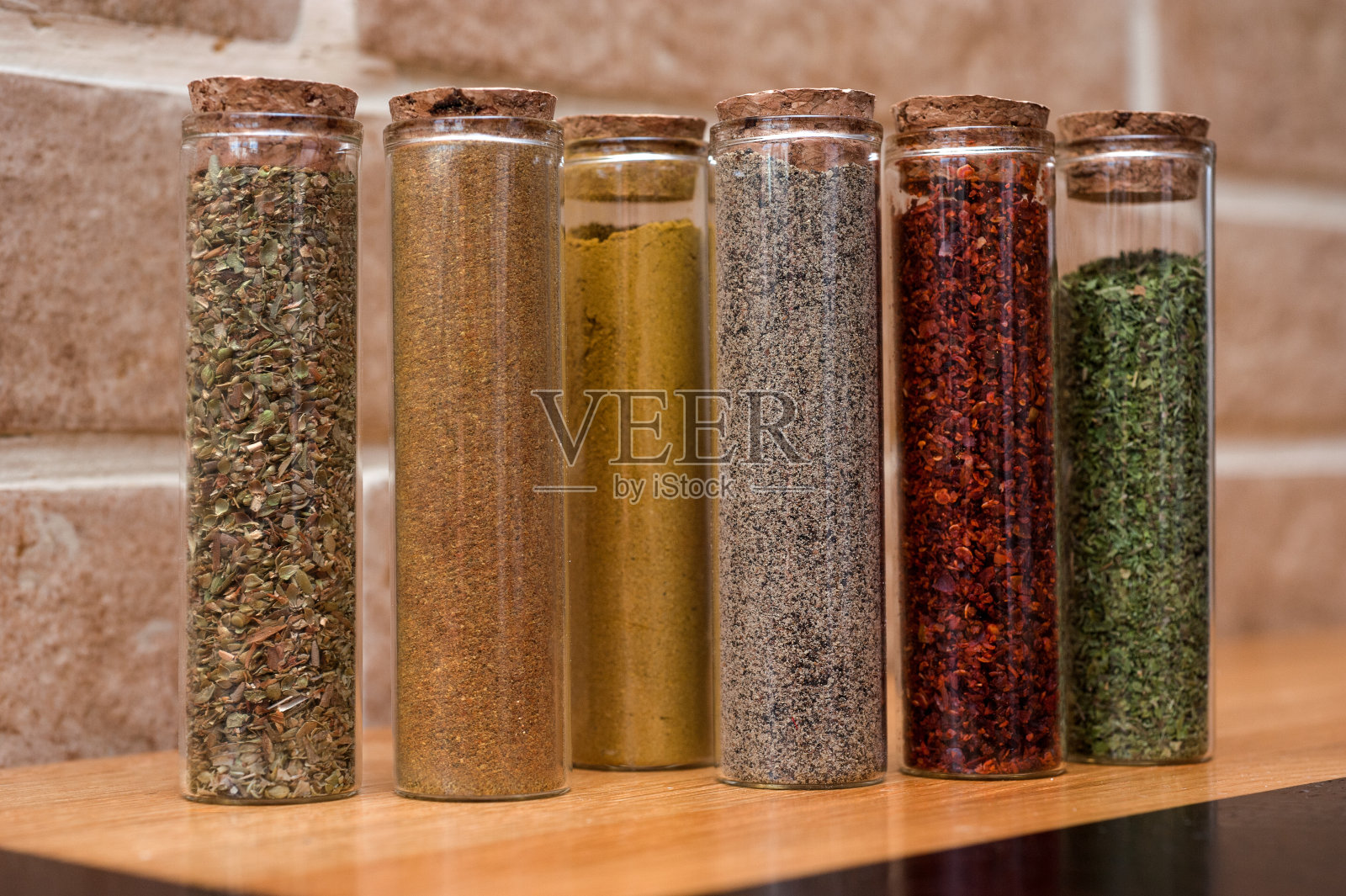 东方土耳其彩色香料在玻璃容器管与软木塞，东方美食照片摄影图片
