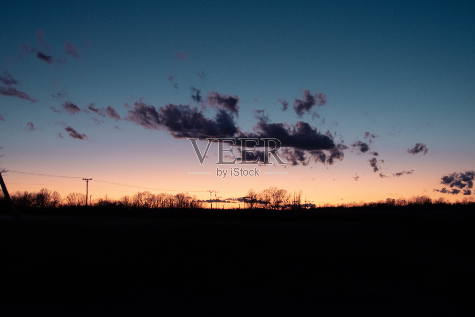 夕阳下的电线照片摄影图片