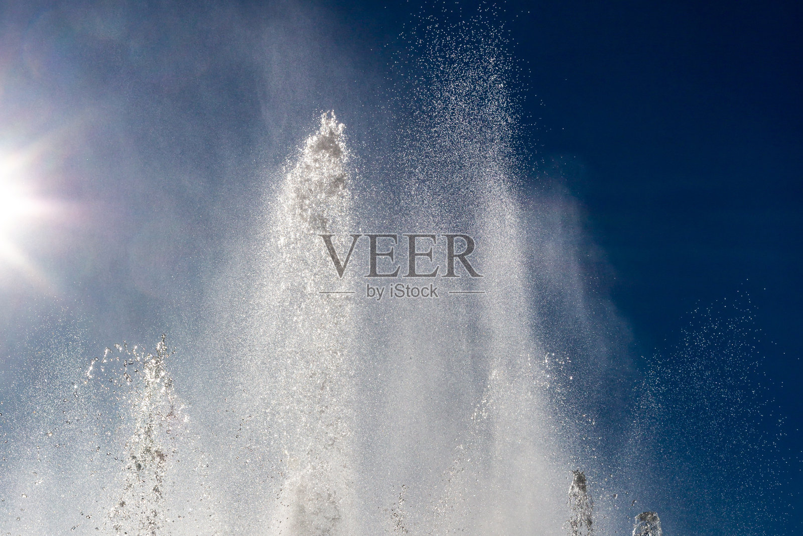 阳光下的喷泉照片摄影图片