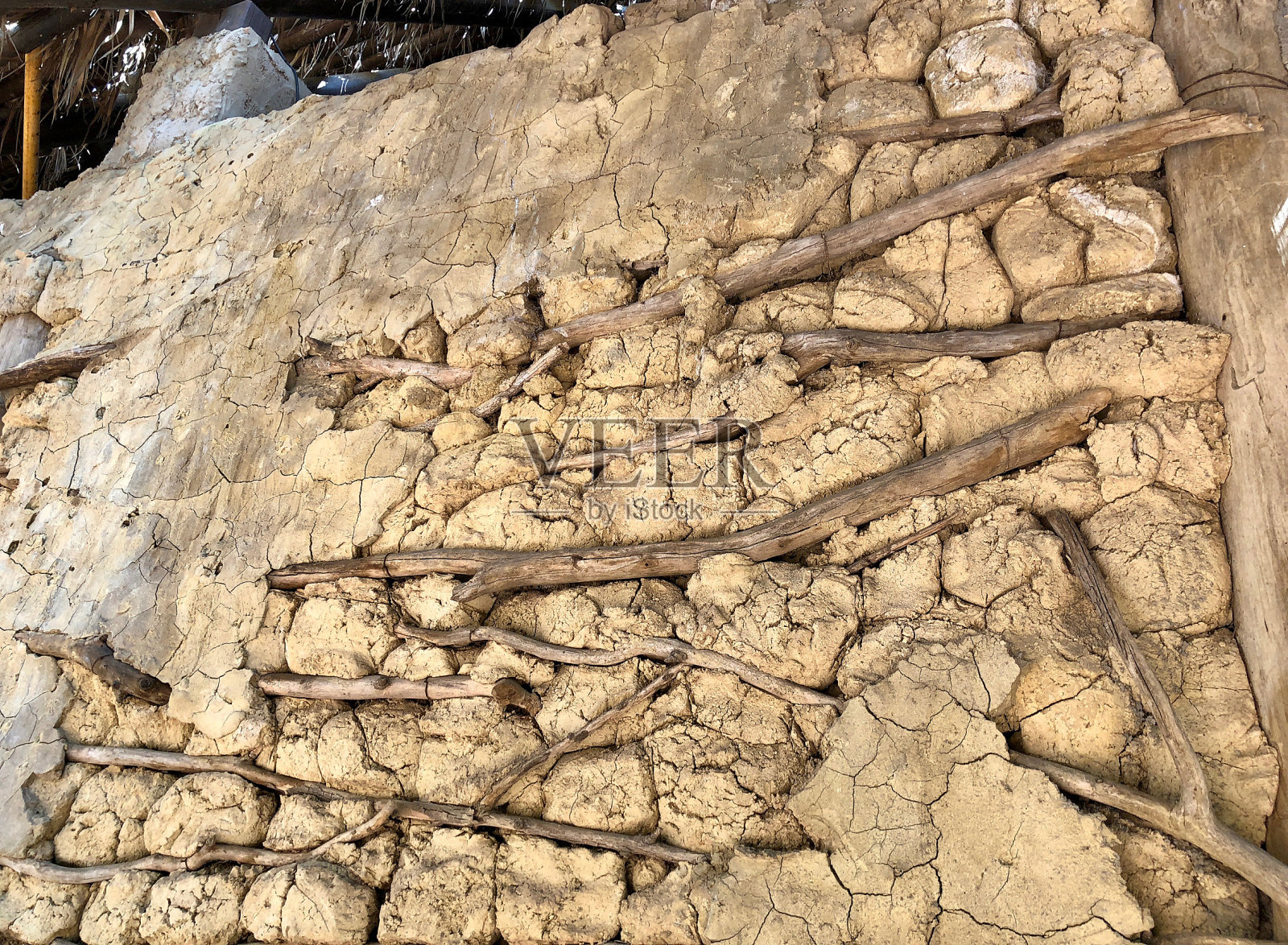 根据传统古代技术用粘土建造的房子的墙照片摄影图片