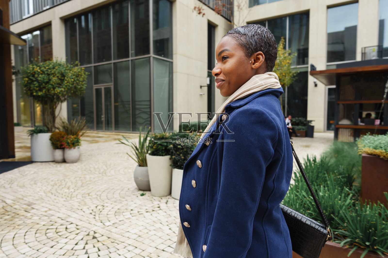 年轻迷人的非洲女人走在城市里照片摄影图片