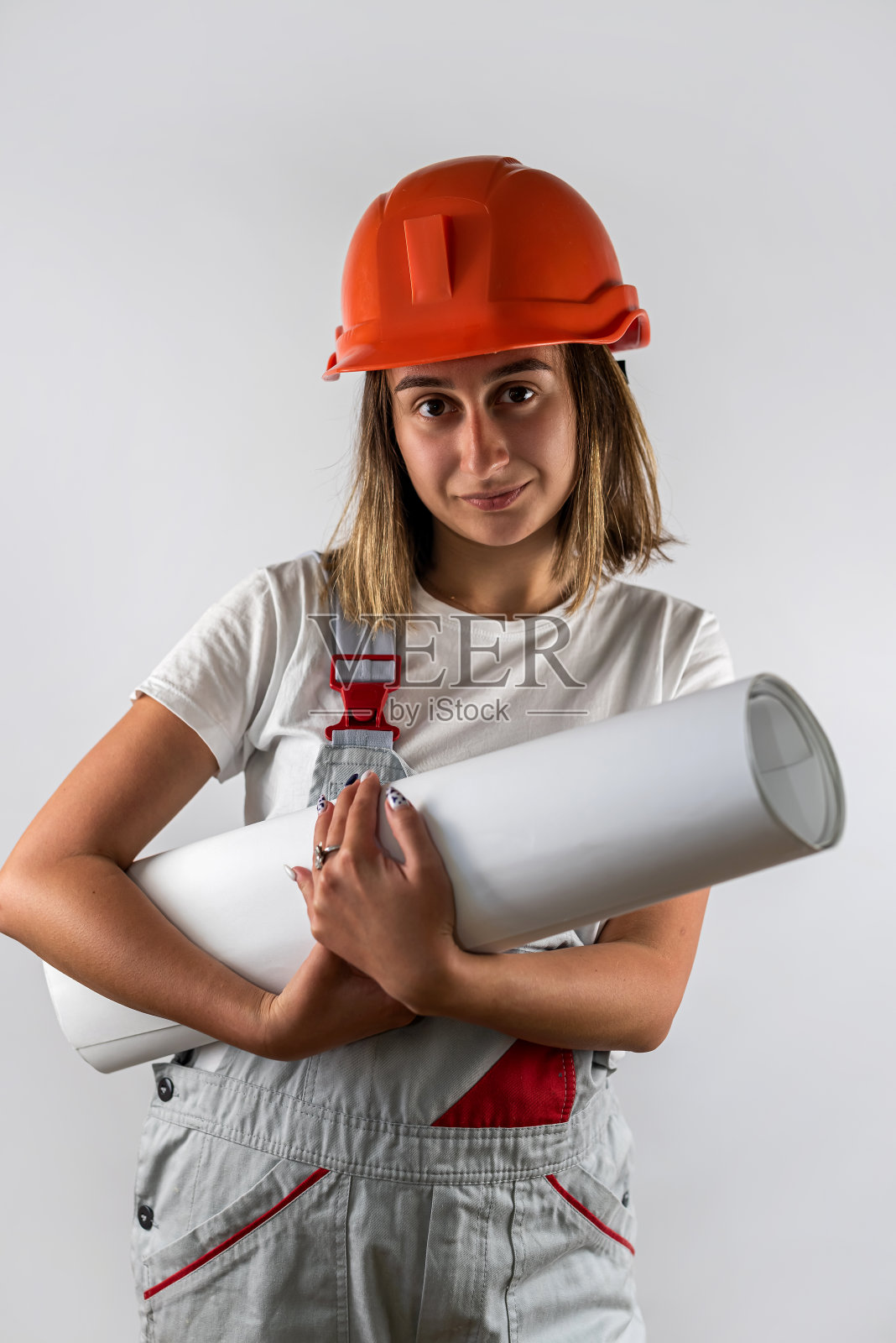 拿着纸、工具或器具修理公寓的女建筑师或工头。照片摄影图片