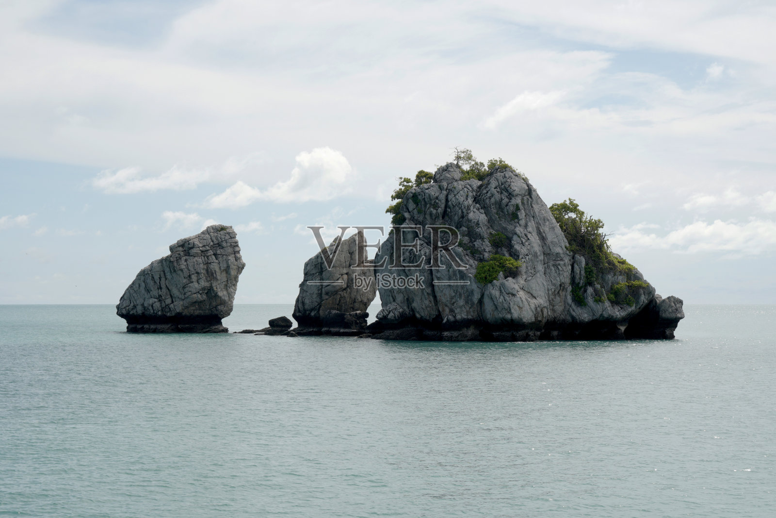 海中的三种岩石或石灰岩-泰国苏梅岛安通群岛国家海洋公园的美丽自然。户外探险之旅照片摄影图片