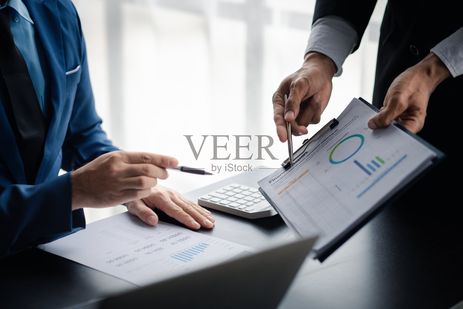 一群人参加讨论、商务会议、创业公司销售团队会议、头脑风暴和公司业绩总结。经营战略管理理念。照片摄影图片