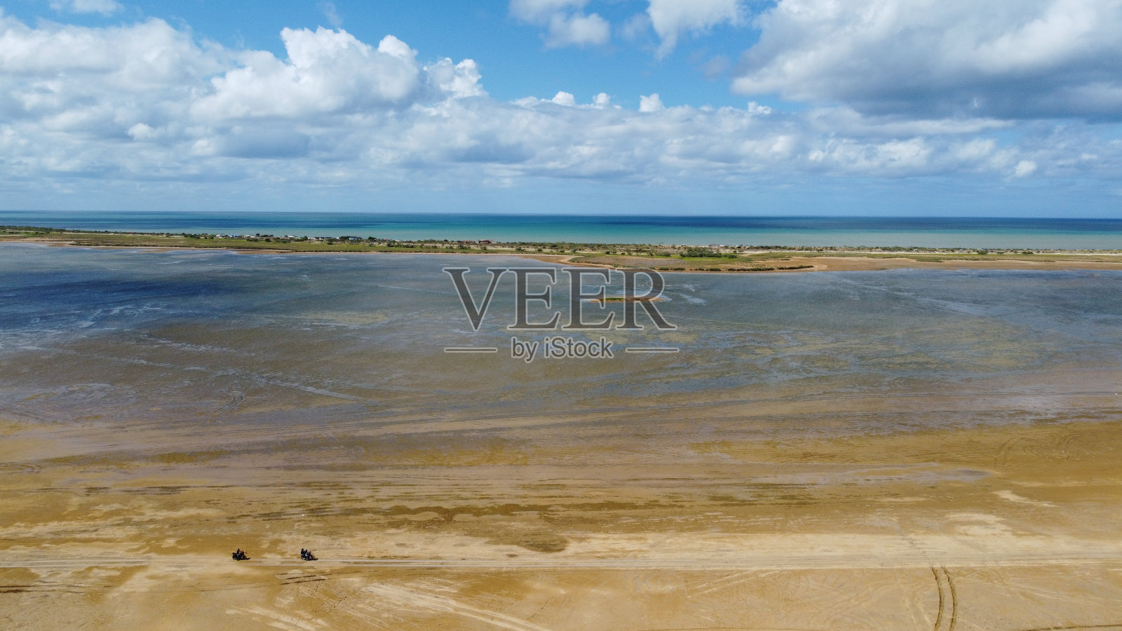 鸟瞰维拉角，瓜希拉湖沙漠，摩托车海蓝天无人机照片摄影图片