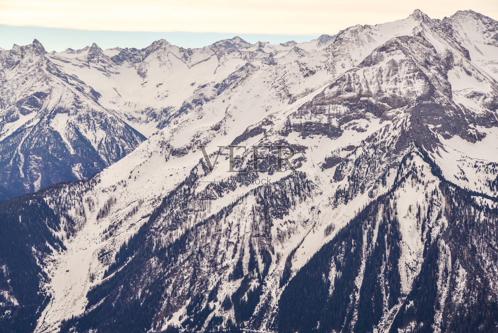 高山滑雪场，山峰被雪覆盖在云层下，山景秀丽照片摄影图片