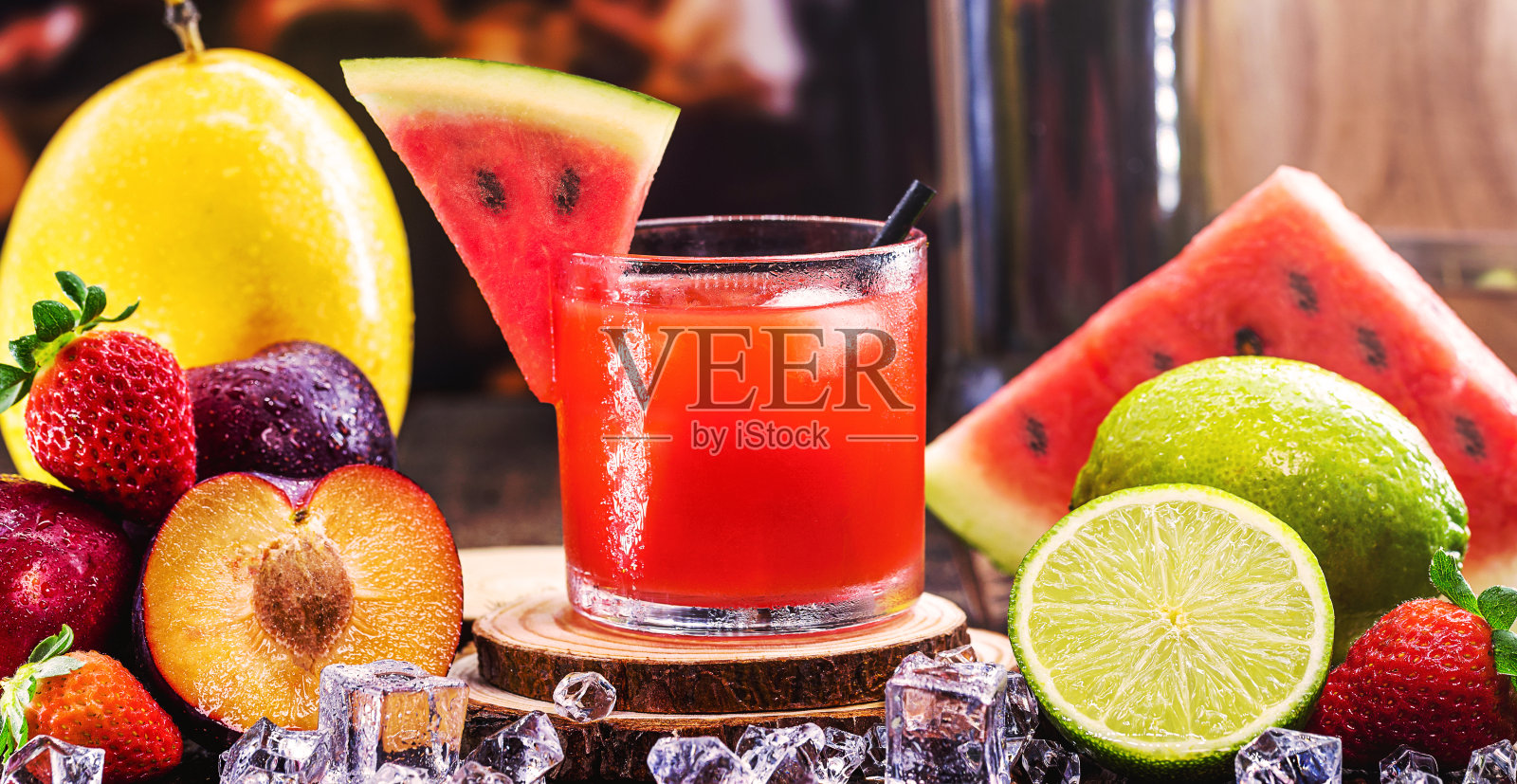 巴西caipirinha，典型的巴西鸡尾酒，由西瓜、可可和糖制成。来自巴西的传统饮料，与文本空间隔离。照片摄影图片