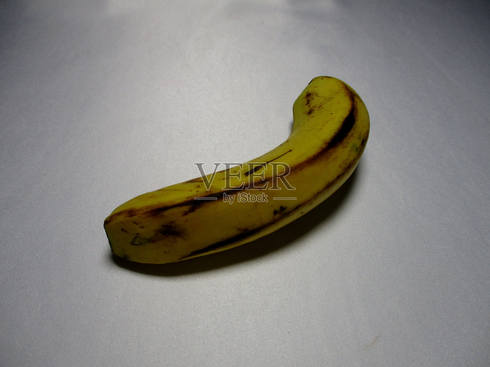 一张白色背景下成熟香蕉的照片照片摄影图片