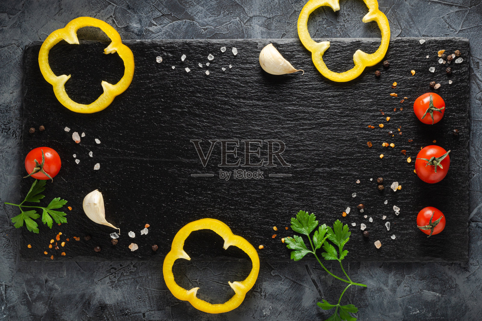 色彩鲜艳的蔬菜成分有黄辣椒、番茄、青菜。前视图。照片摄影图片