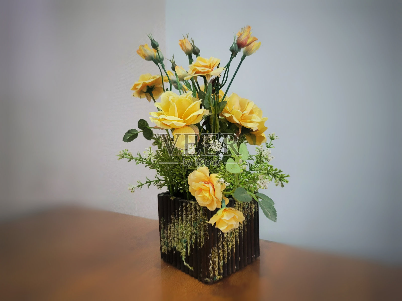 盒形花瓶上的黄玫瑰照片摄影图片