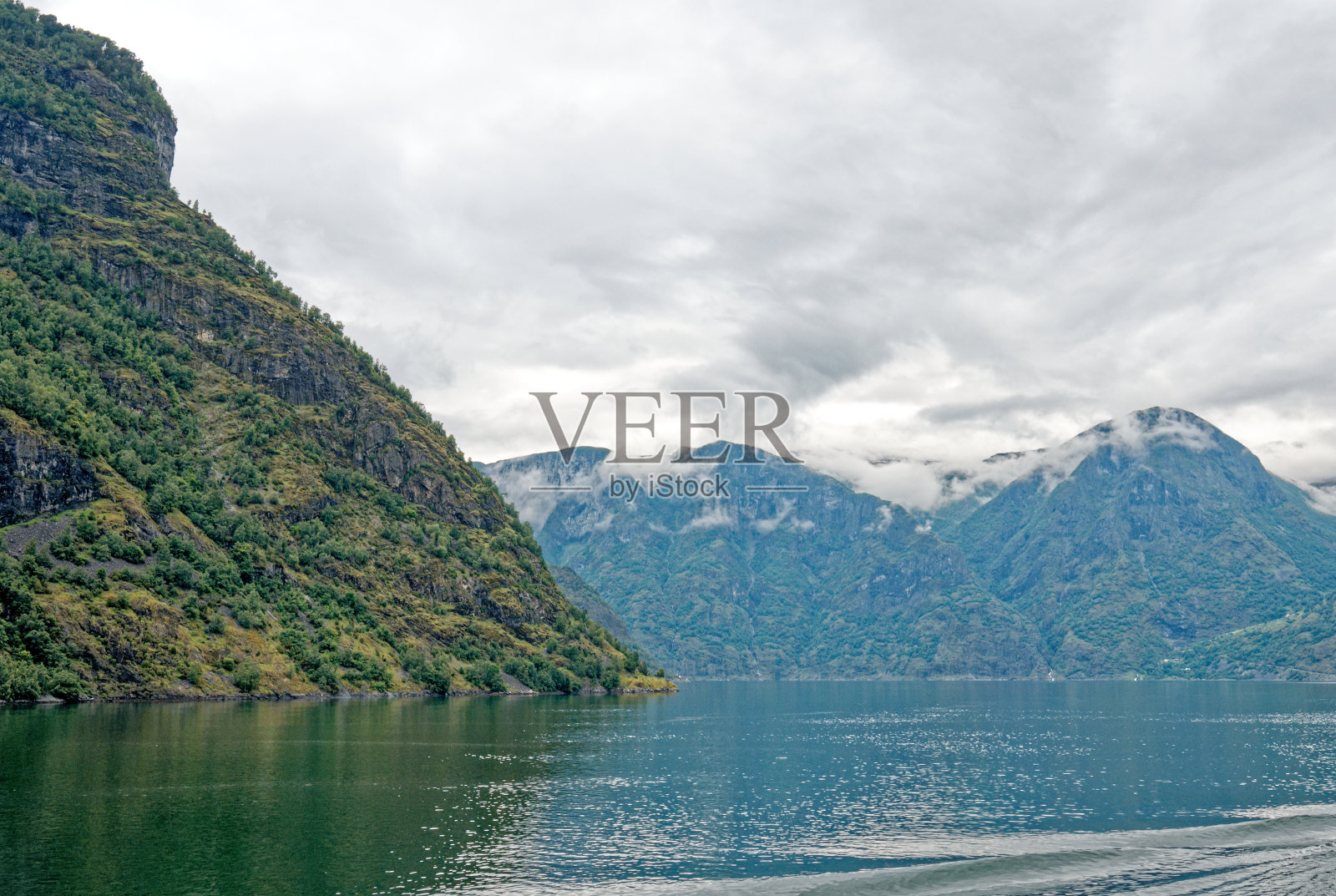 从游船上欣赏美丽的弗洛姆峡湾照片摄影图片