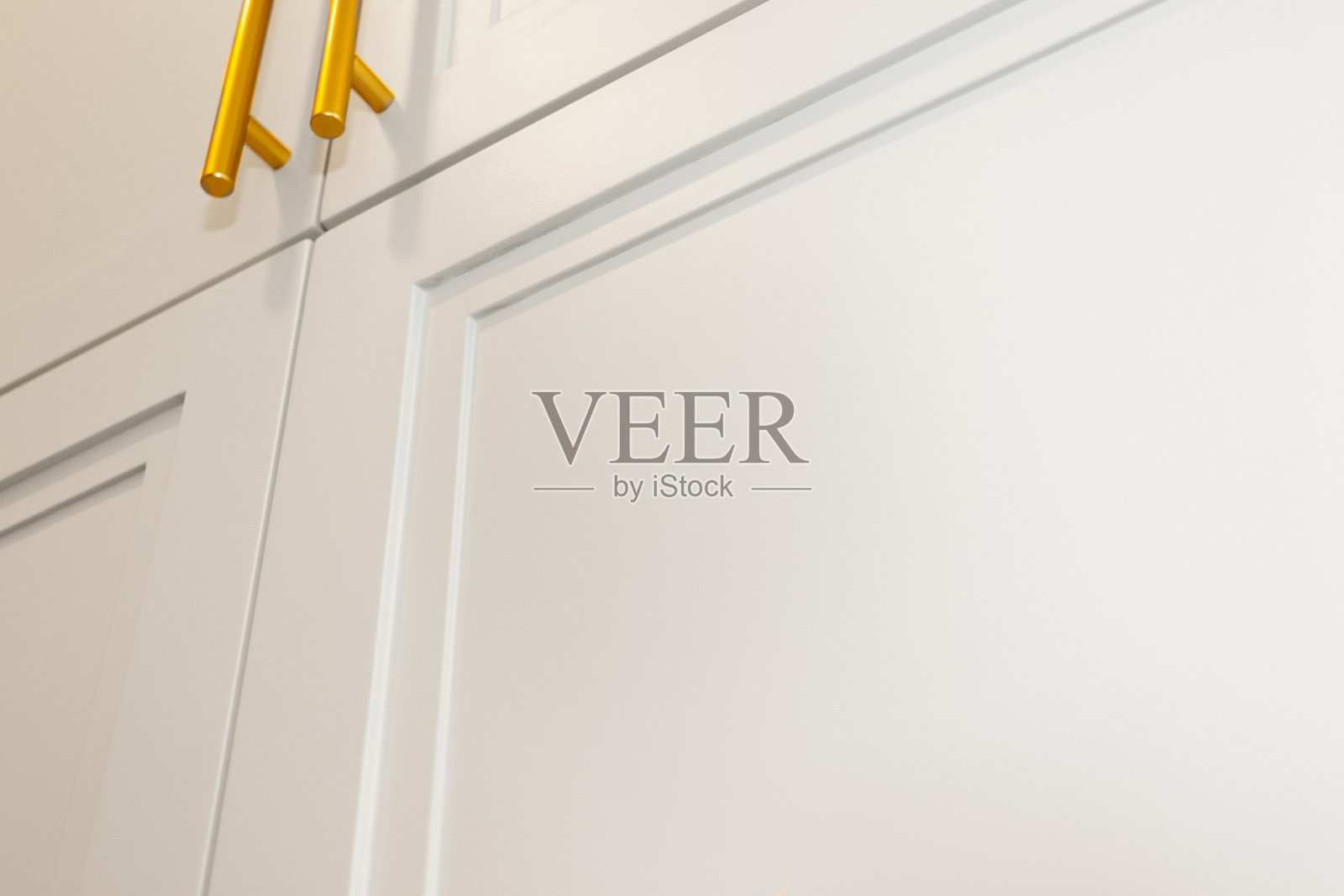 房子拥有白色的橱柜和抽屉作为其内部设计的一部分。照片摄影图片