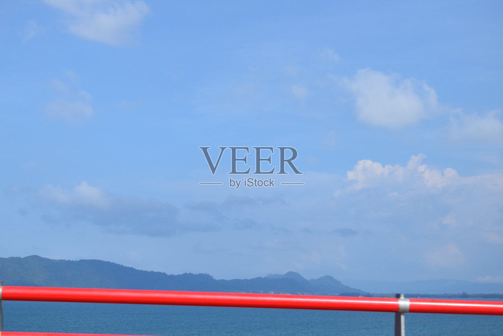 城市之间的桥梁的尽头照片摄影图片