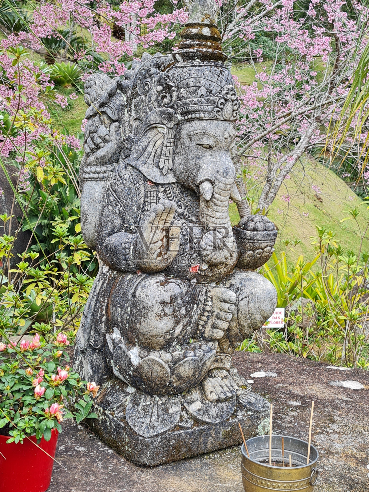 神像在印度的爱之谷，雕刻在岩石上，位于巴西州的山区照片摄影图片
