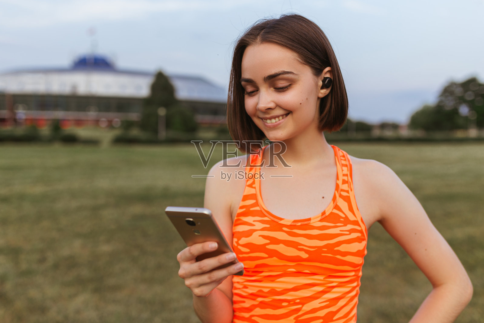 快乐的女运动员在夏天健身时使用手机照片摄影图片