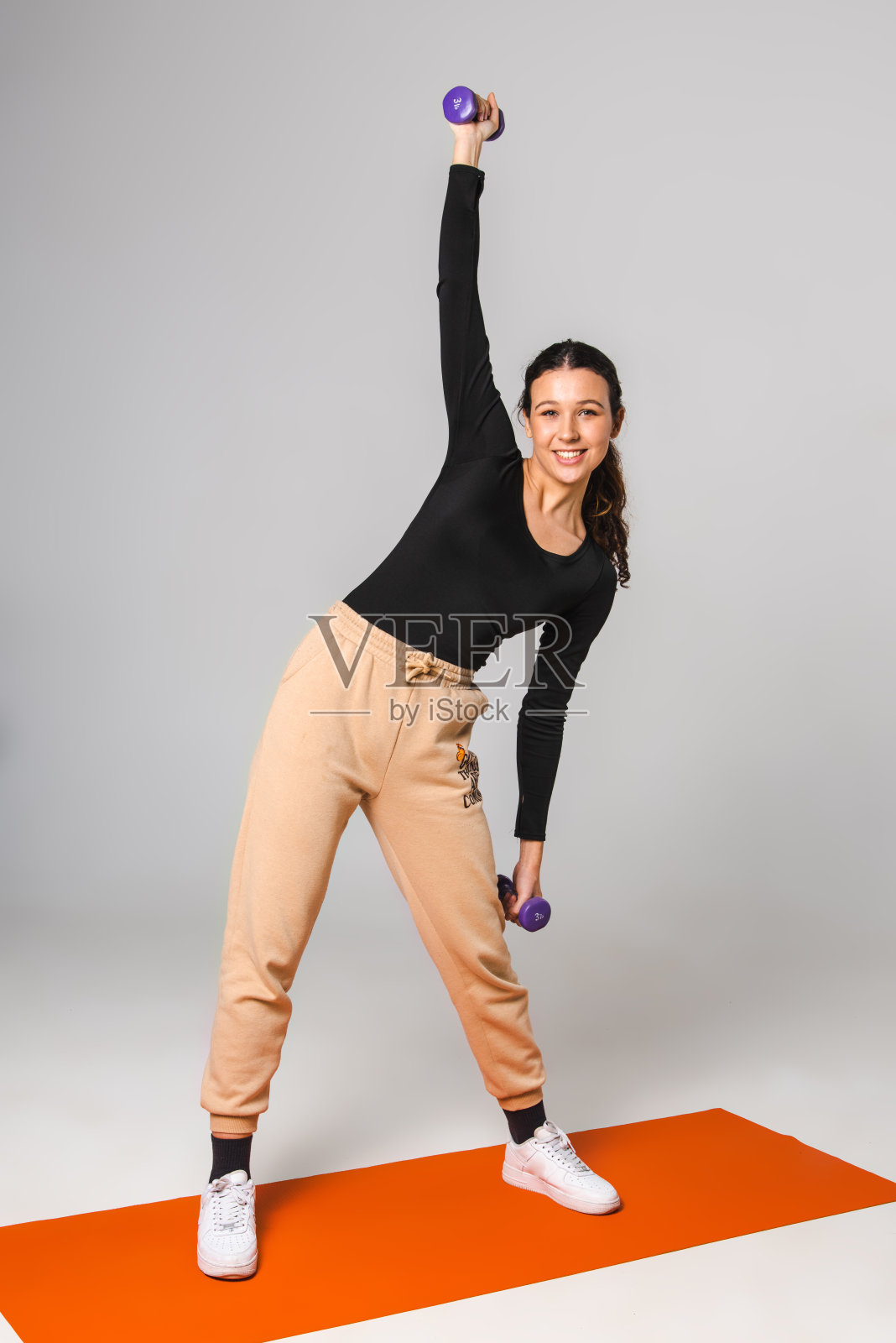 健身模特用哑铃练习，用运动瓶子喝水照片摄影图片