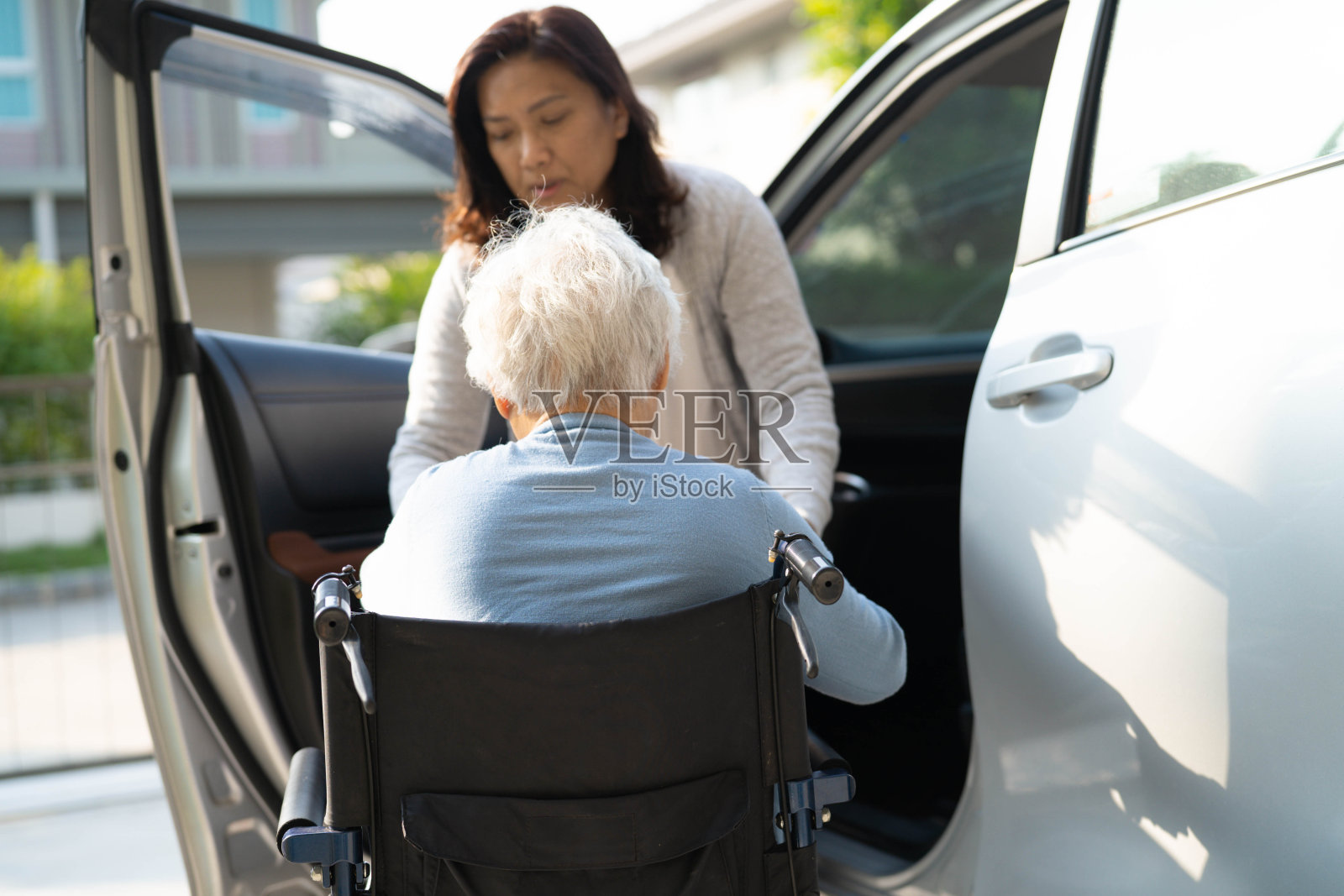 亚洲老年或老年老妇妇女病人坐在轮椅上准备上车，健康强烈的医疗观念。照片摄影图片