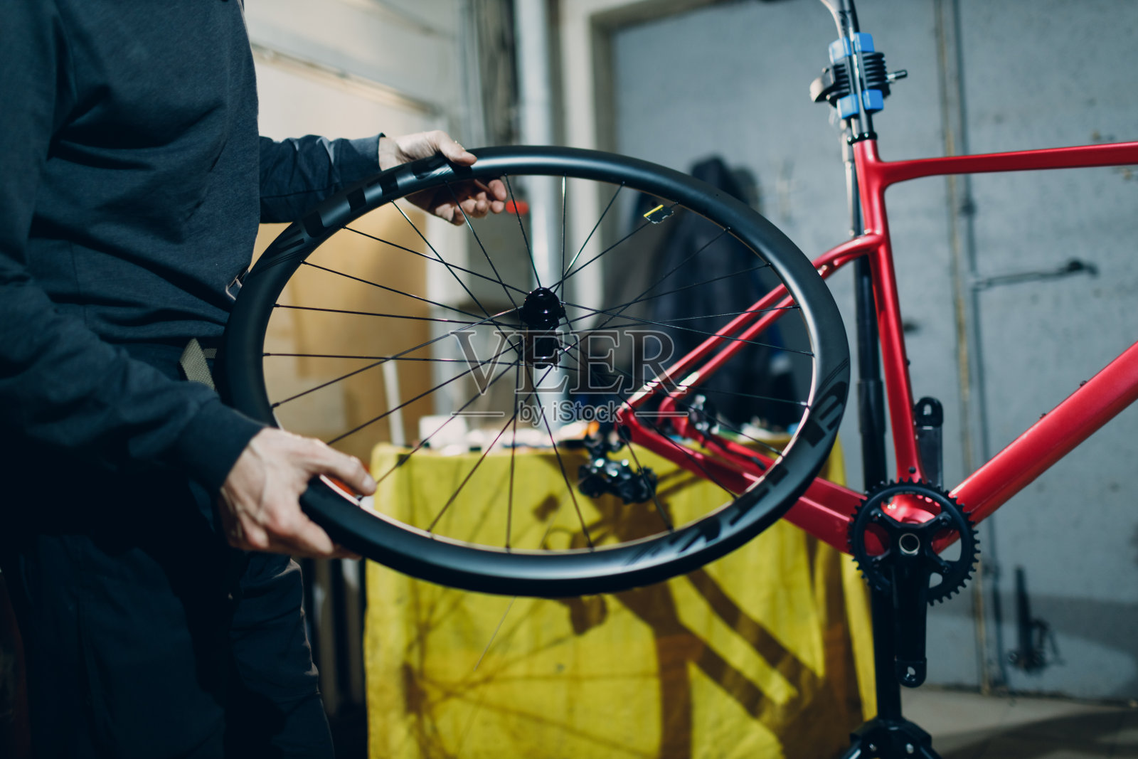 修理工在车间组装车轮定制自行车。照片摄影图片
