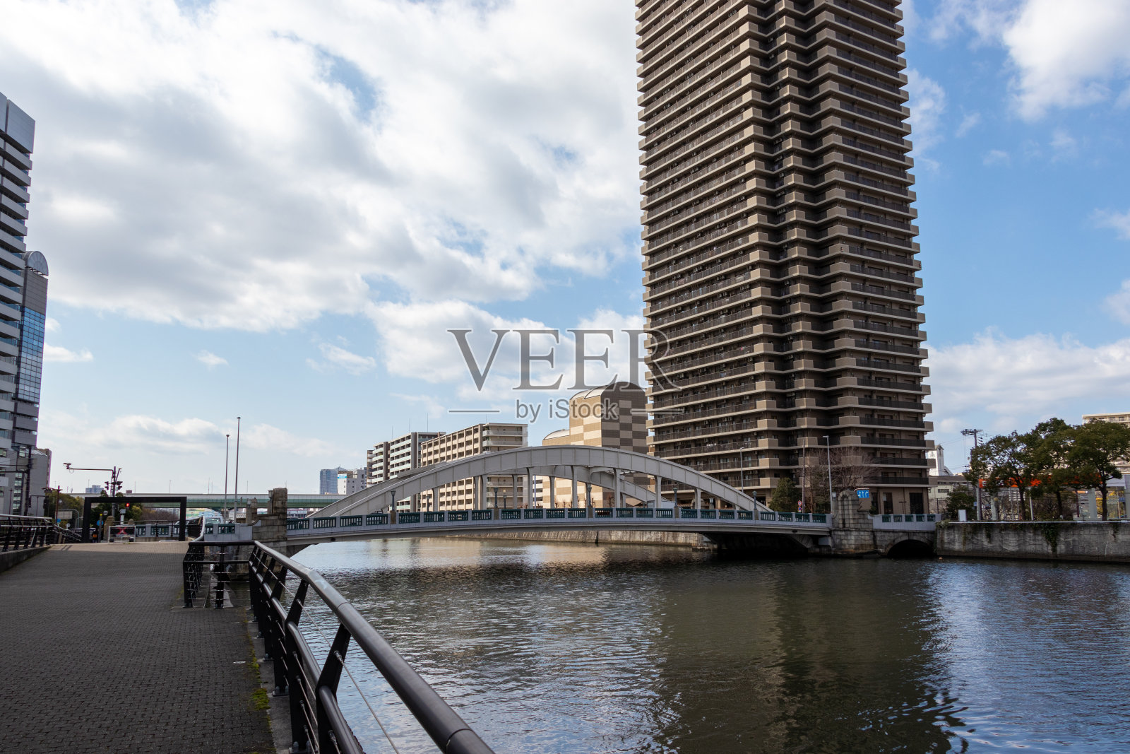大阪道岛河沿岸的城市景观照片摄影图片