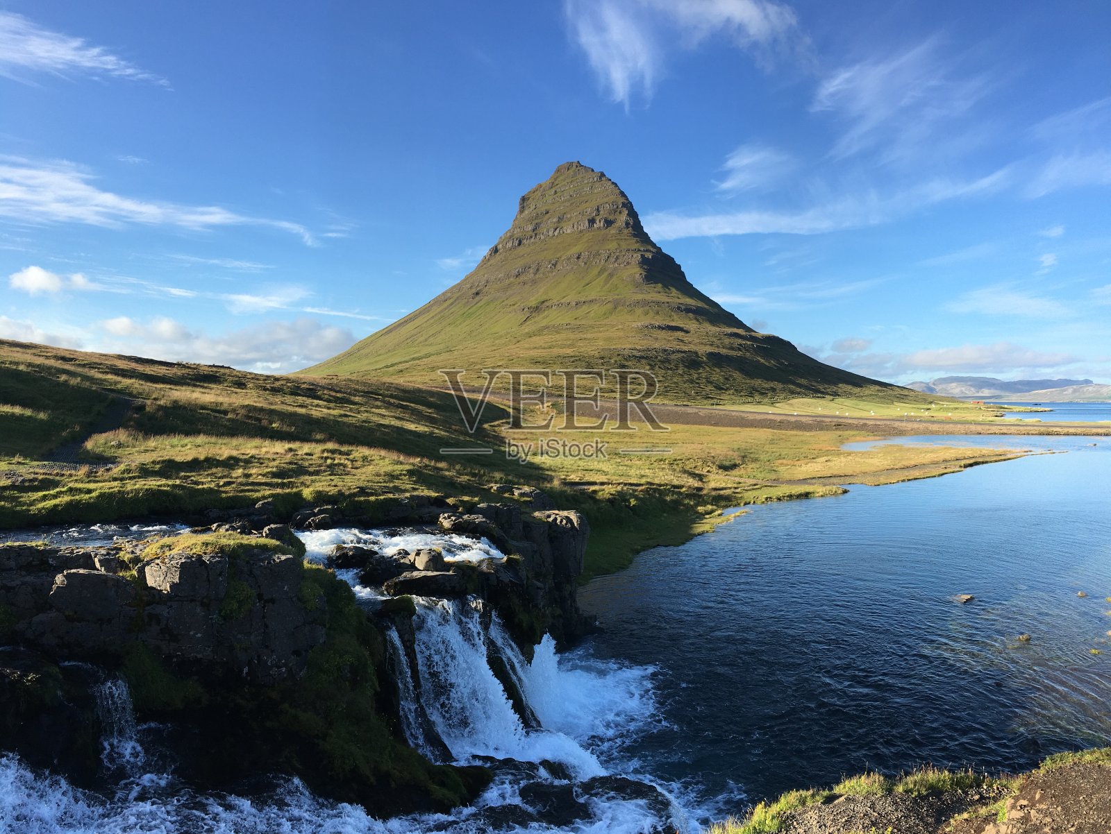 Kirkjufell mountain and waterfall, into the Snæfellsnes peninsula, in Iceland照片摄影图片
