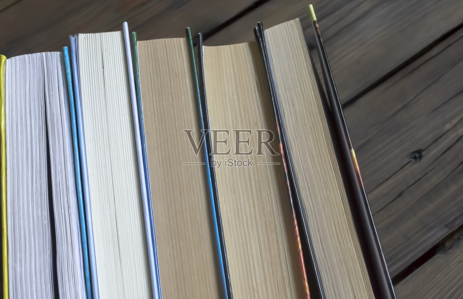 德莱尔桌子上的一堆书。商业和培训——为学生准备的书籍。许多书放在一起。这些书彼此挨得很近。照片摄影图片