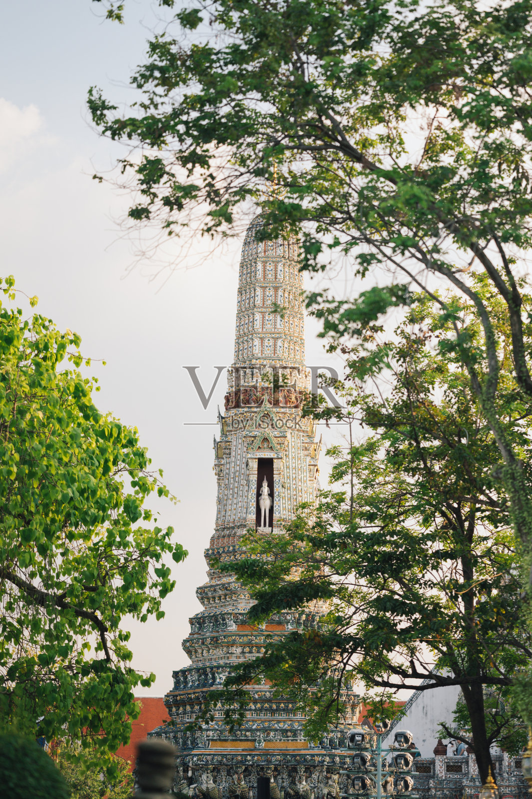 日落在曼谷最著名的标志性地标与曼谷的Wat Arun寺庙和泰国超普拉亚照片摄影图片