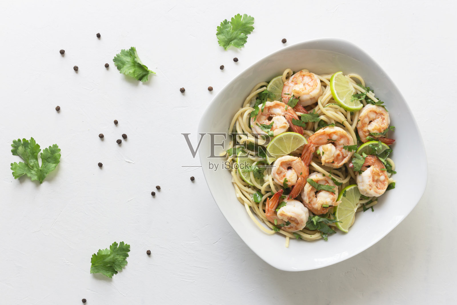 虾面，柠檬香菜，白底白碗，意大利菜。照片摄影图片