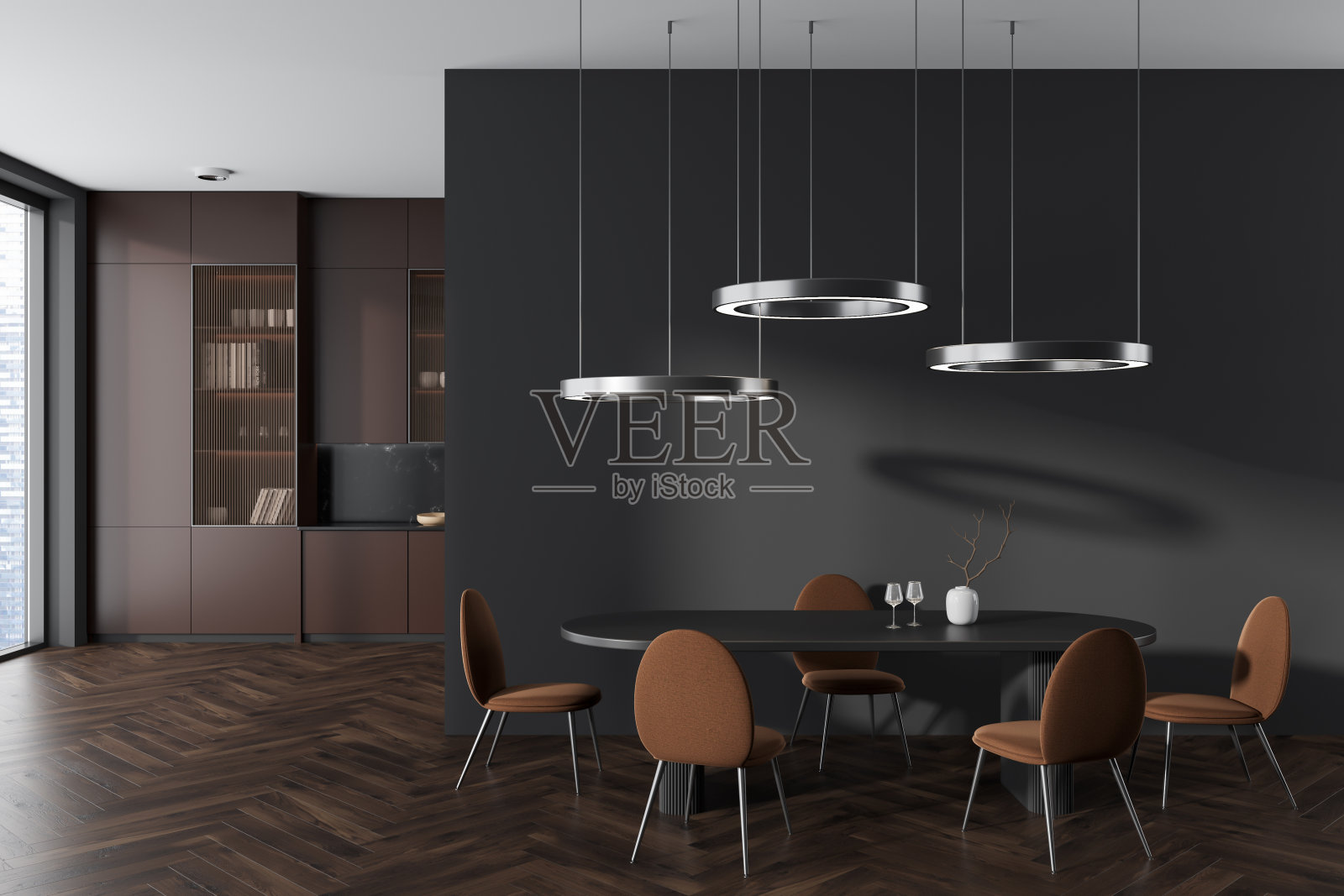 黑暗的厨房内部，餐桌和烹饪区靠近全景窗照片摄影图片