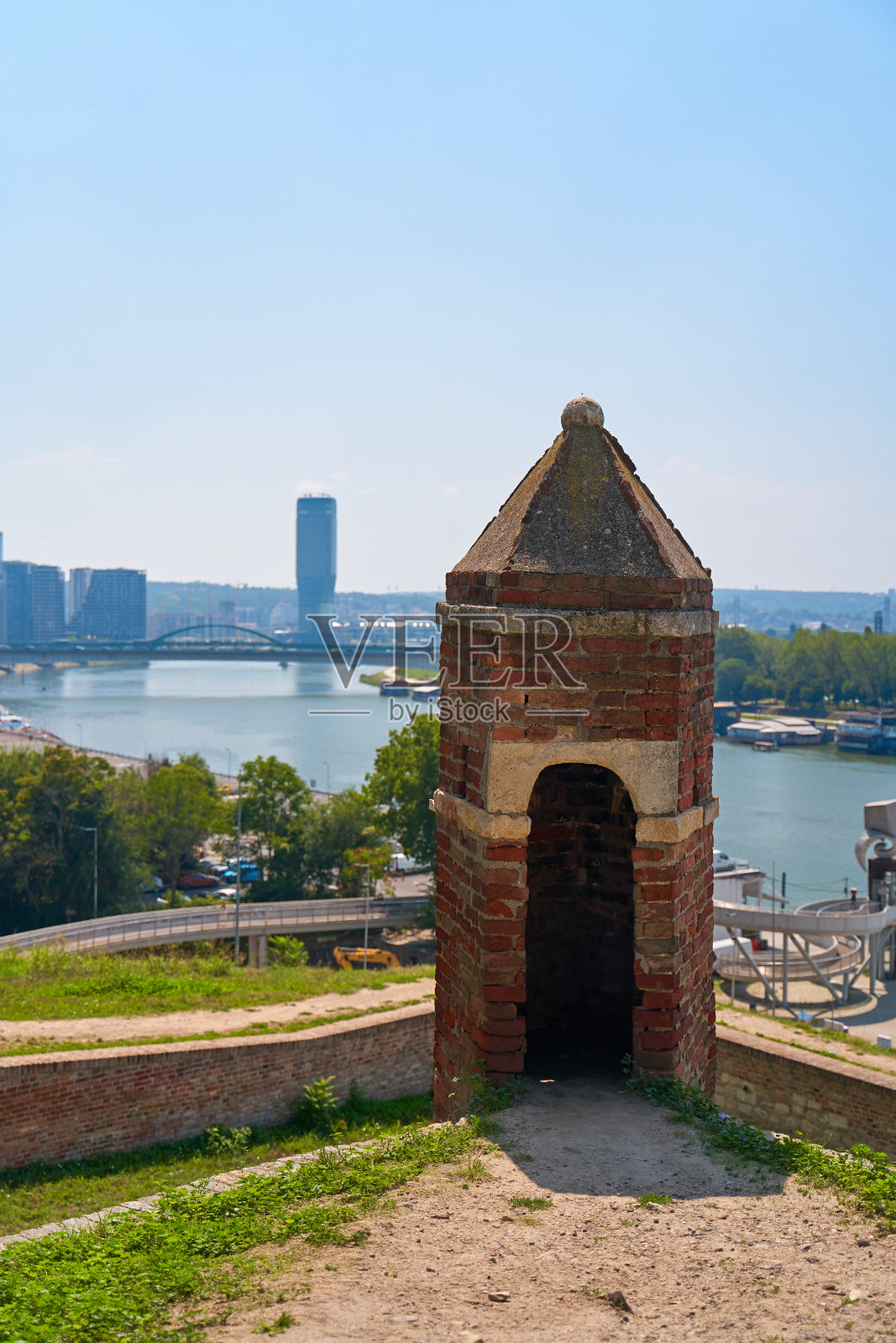 贝尔格莱德要塞-位于萨瓦河和多瑙河交汇处的旧城堡和卡莱梅格丹公园照片摄影图片