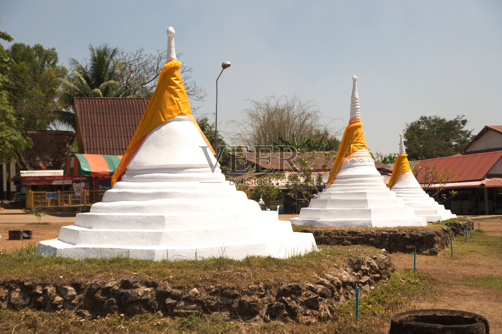 三塔关或贸易救济点，三塔边关这是一个临时的旅游过境点。照片摄影图片