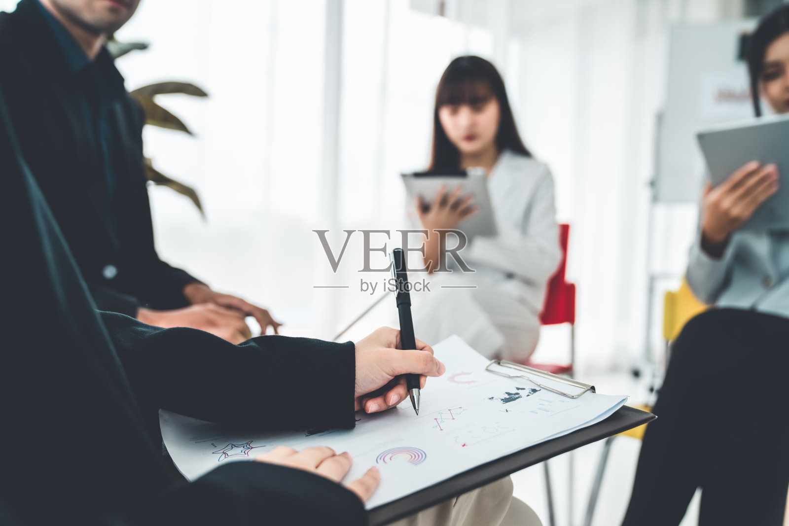 商务人士围坐在一起熟练地讨论工作项目。公司业务团队协作概念。照片摄影图片