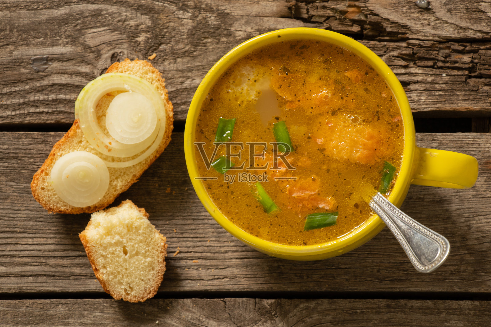 从上到下的黄杯自制热面包汤照片摄影图片