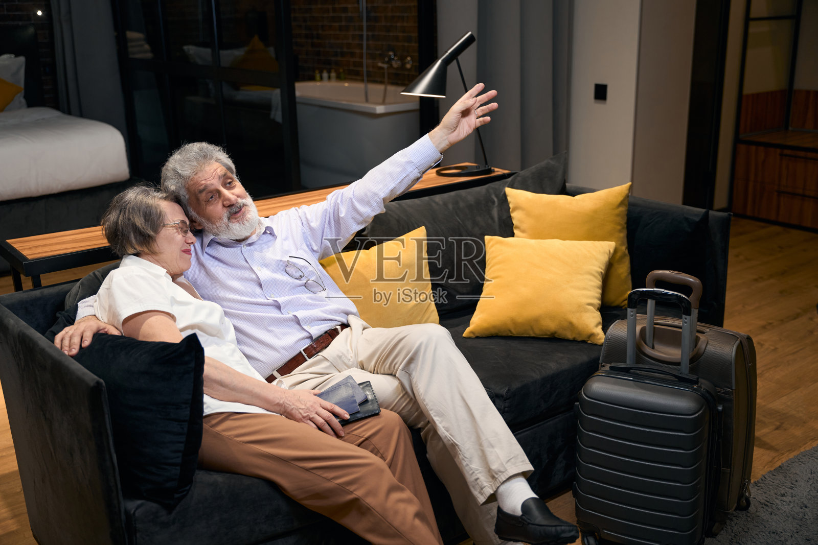 一对老人躺在沙发上做梦照片摄影图片