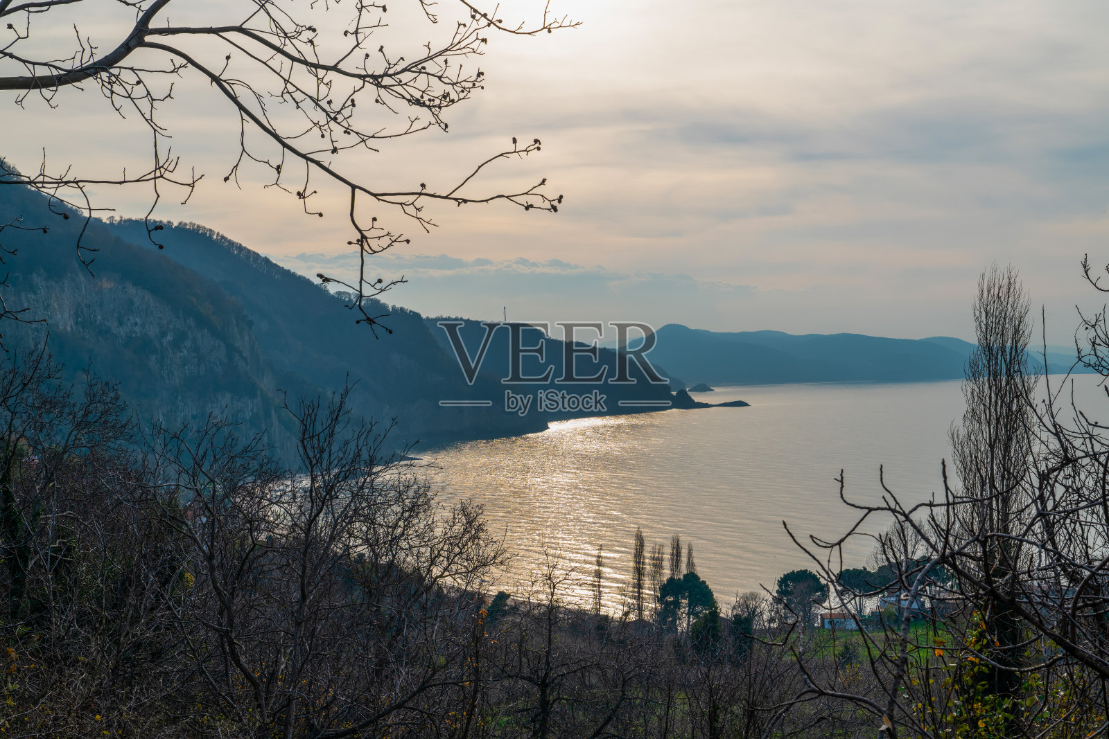 Guzelcehisar的俯视图，以其熔岩玄武岩柱而闻名。Amasra, Bartin，土耳其照片摄影图片