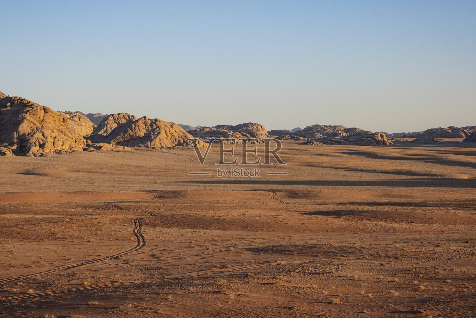 沙漠中的轮胎痕迹照片摄影图片