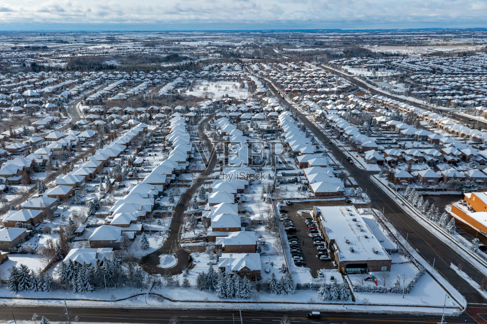 加拿大伍德布里奇，卢瑟福路和伊斯灵顿大街的冬季邻里博伊德公园照片摄影图片