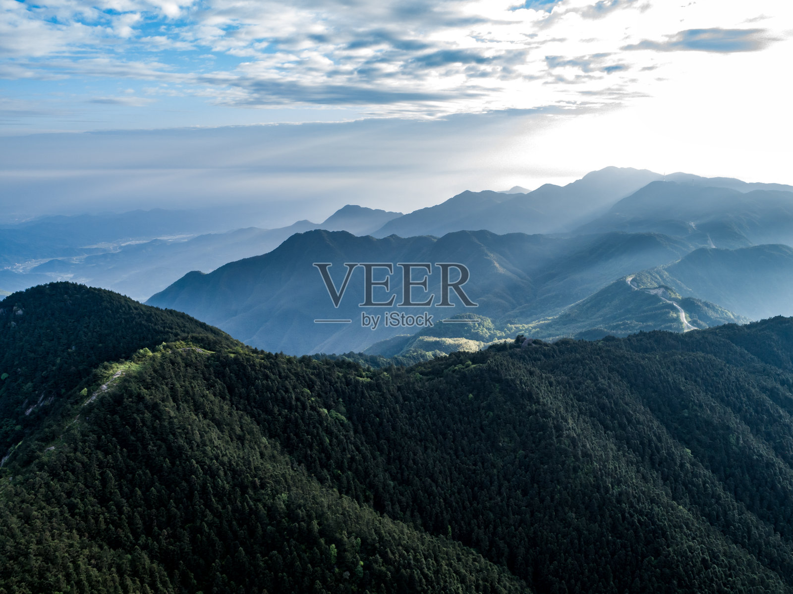 山地和绿色森林的航空摄影照片摄影图片