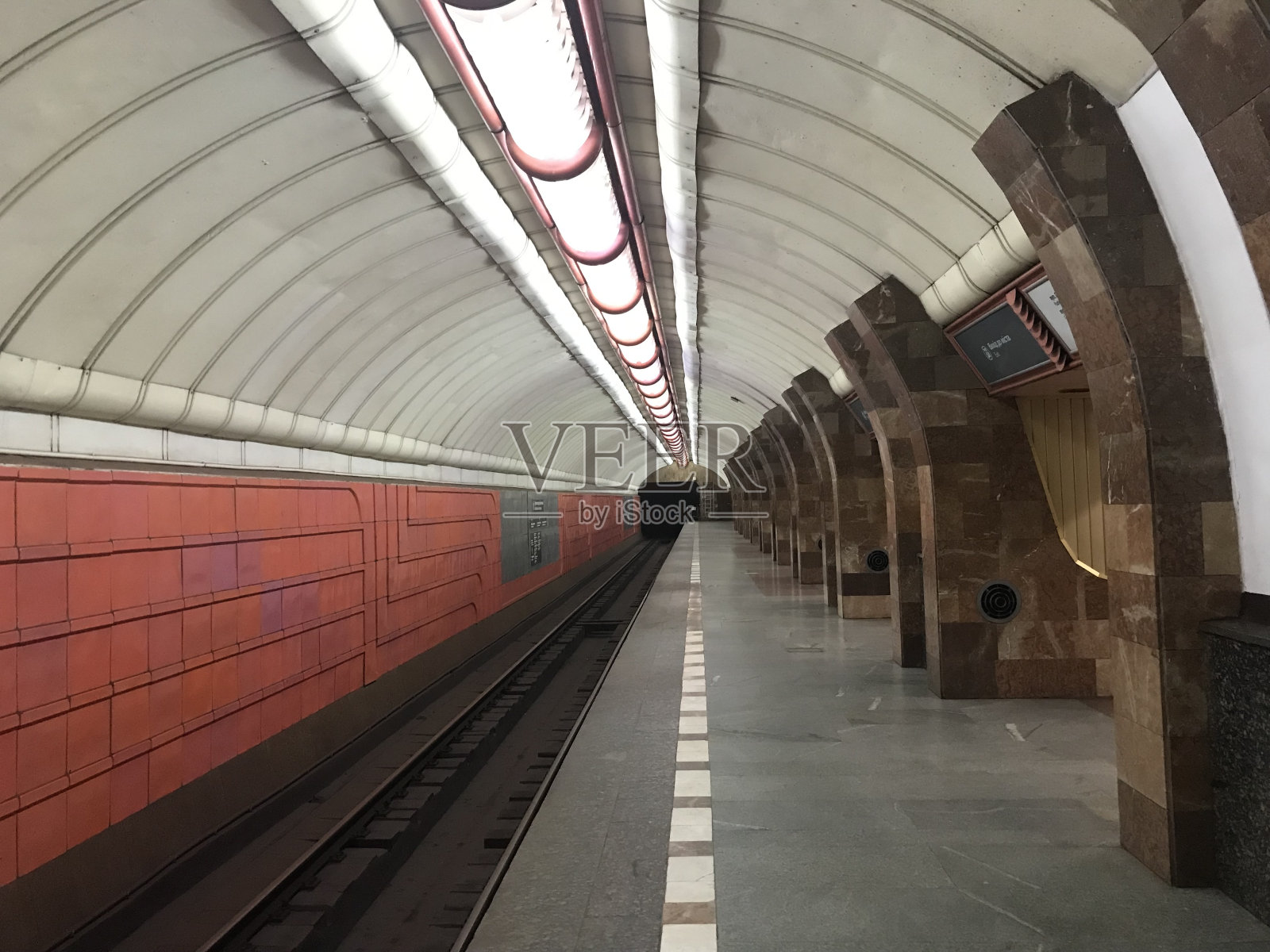 哈尔科夫“建筑师贝克托瓦”地铁站的空站台。照片摄影图片