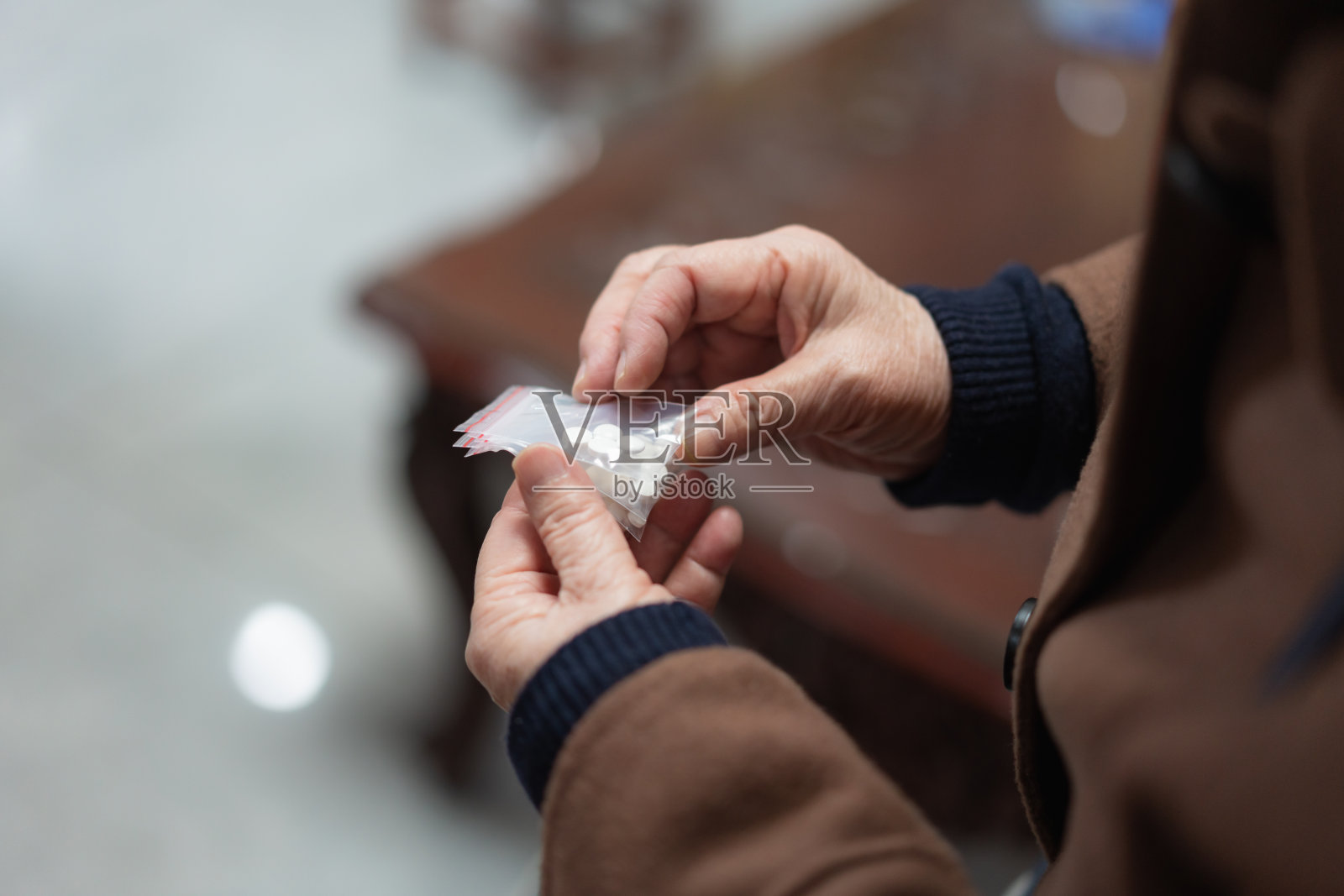 老人拿着药丸的特写镜头照片摄影图片