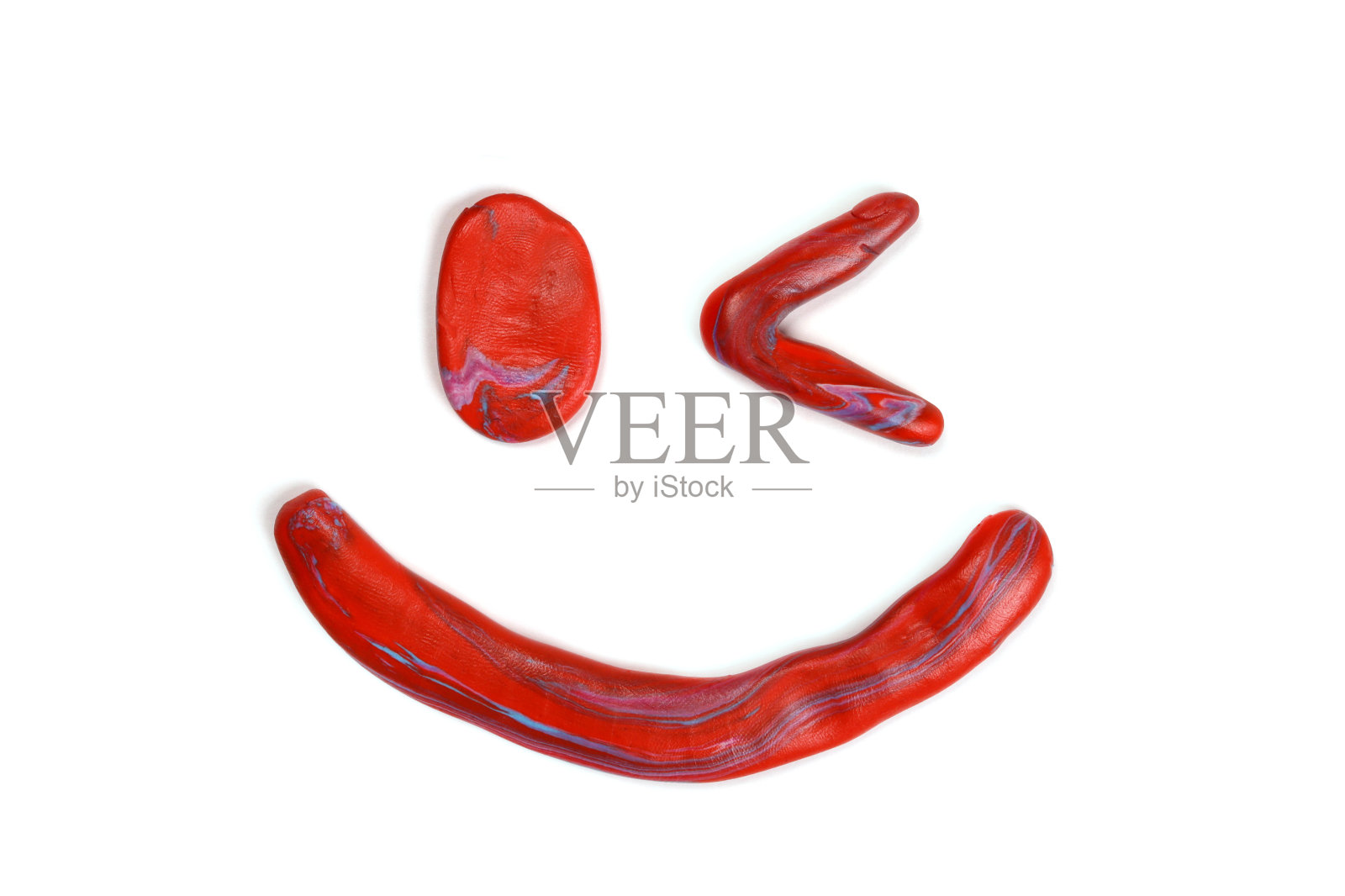 眨眼的脸，白色背景上的橡皮泥积极的情绪照片摄影图片