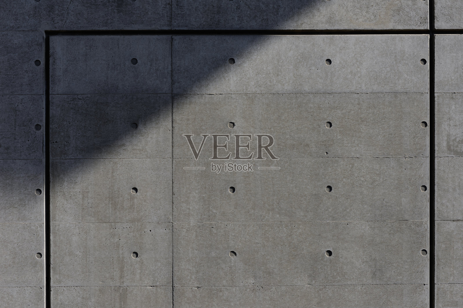 带有线条和阴影的深色混凝土墙照片摄影图片