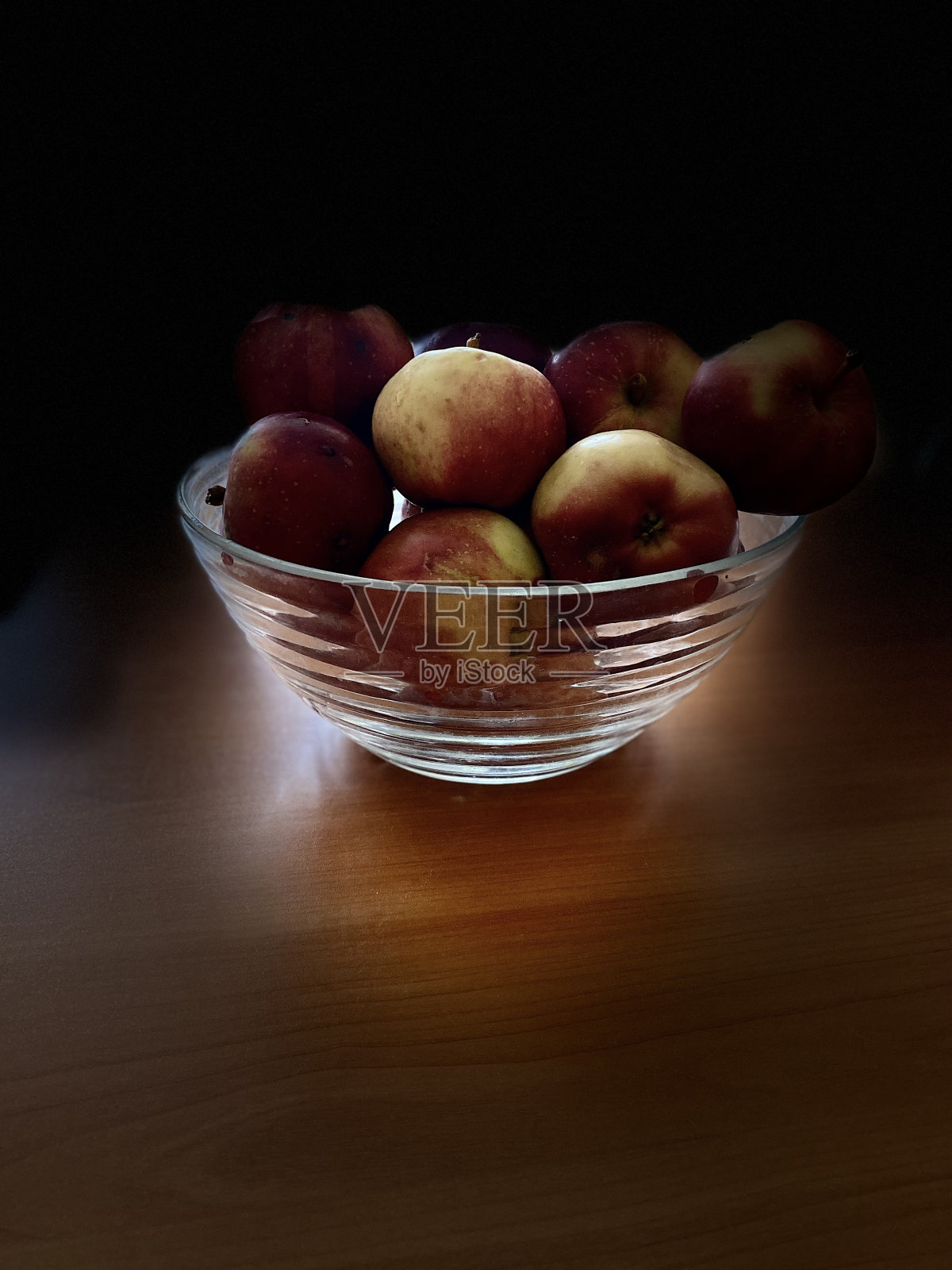 装有苹果的玻璃碗照片摄影图片