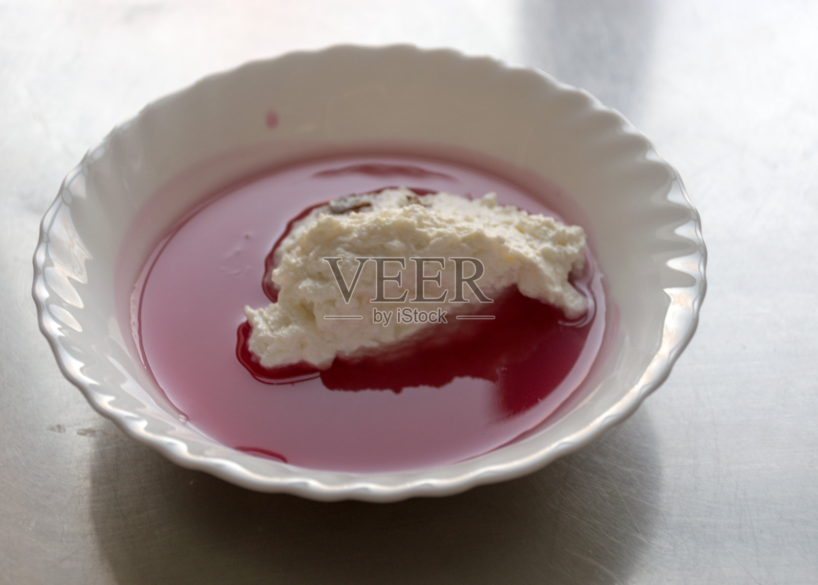 白碗，蔓越莓果冻加白干酪奶油，学校供餐概念，学生午餐照片摄影图片