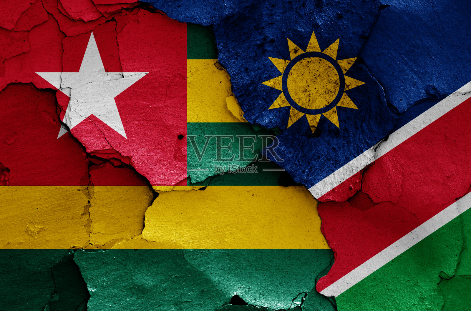 多哥和纳米比亚的国旗画在开裂的墙上照片摄影图片