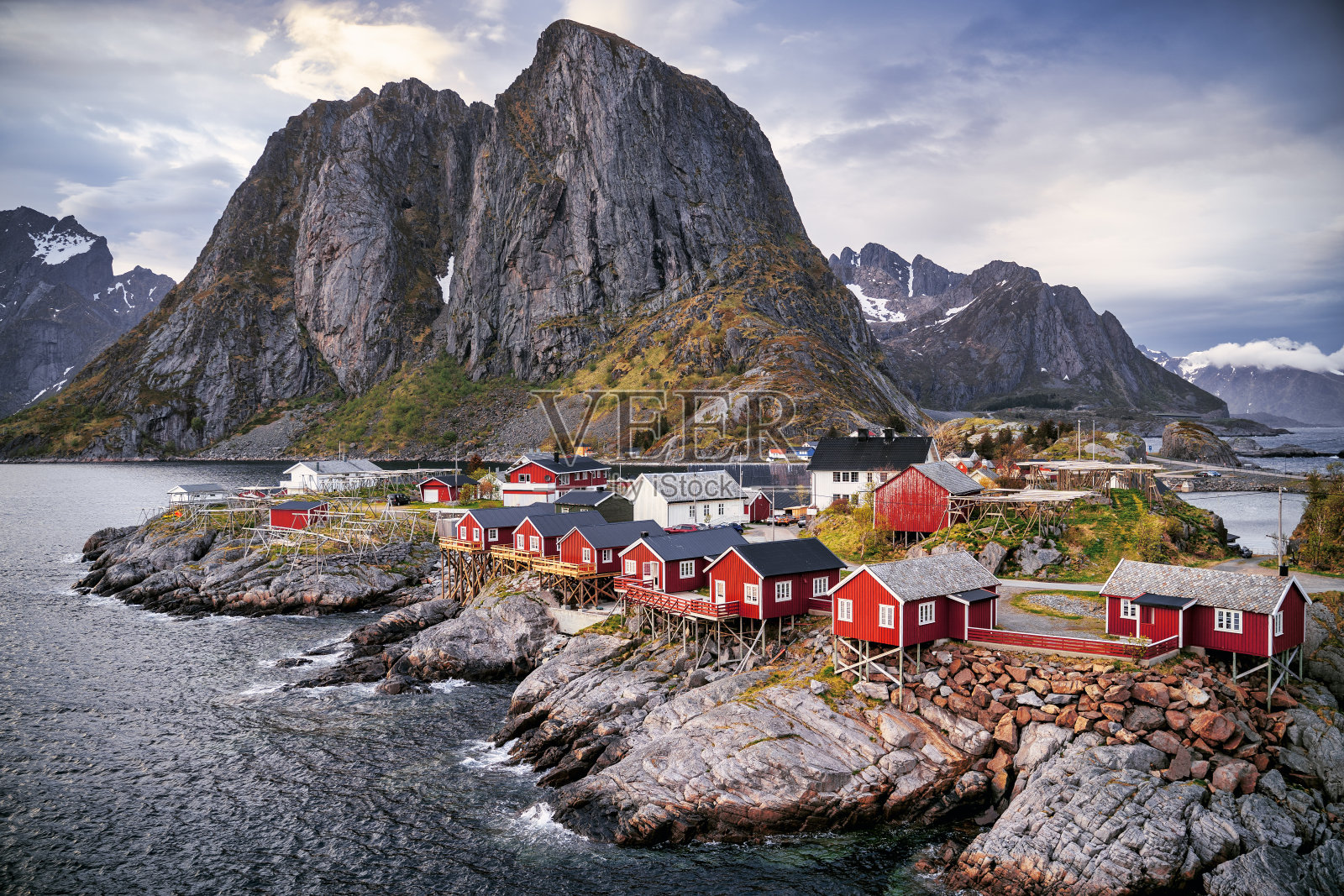 典型的红房子，罗弗敦，挪威，俯瞰湖和山照片摄影图片