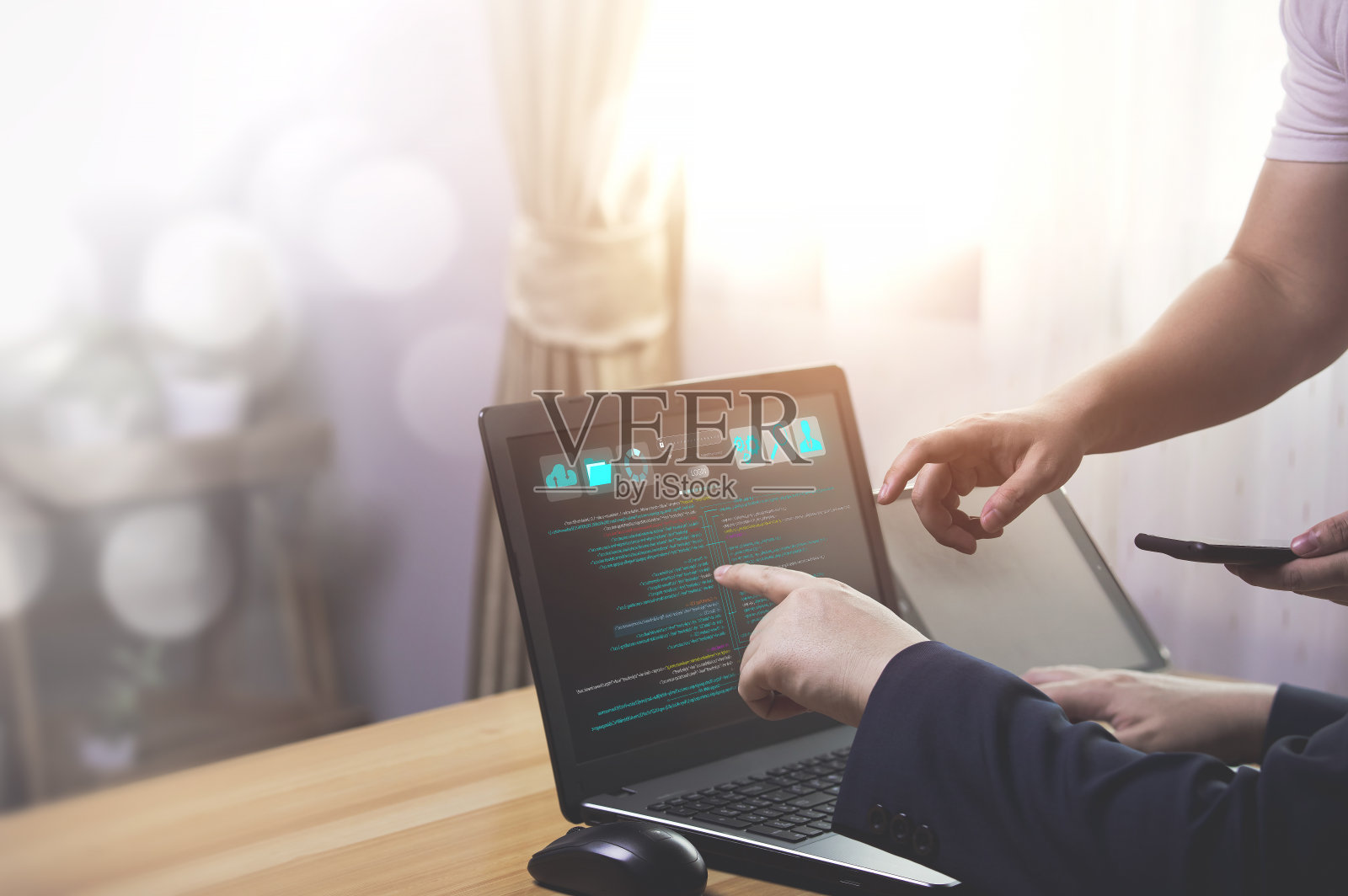 专业程序员一起开发系统，在办公桌上为网站编程。照片摄影图片