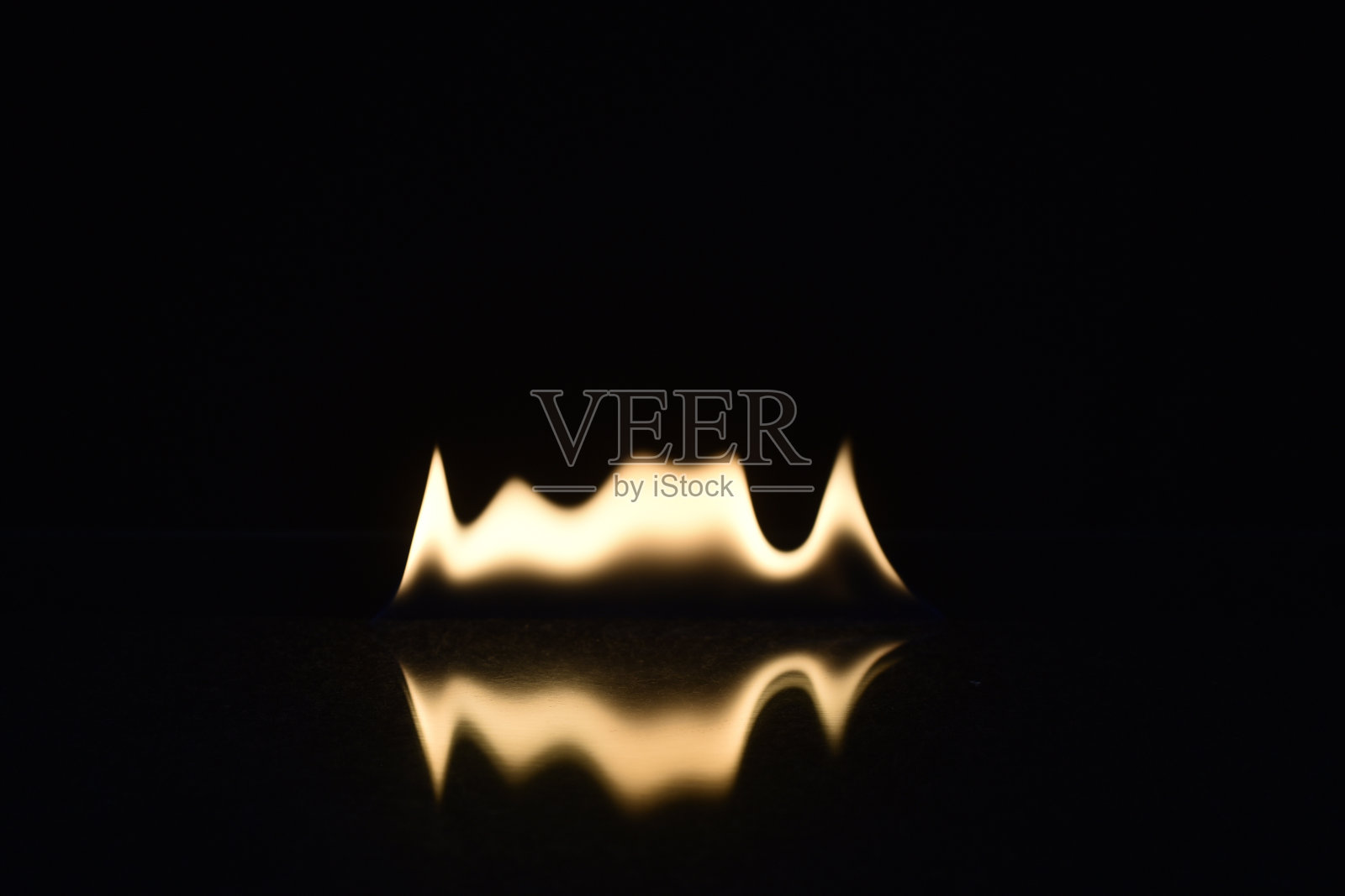 一杯干邑酒，以红酒为背景照片摄影图片