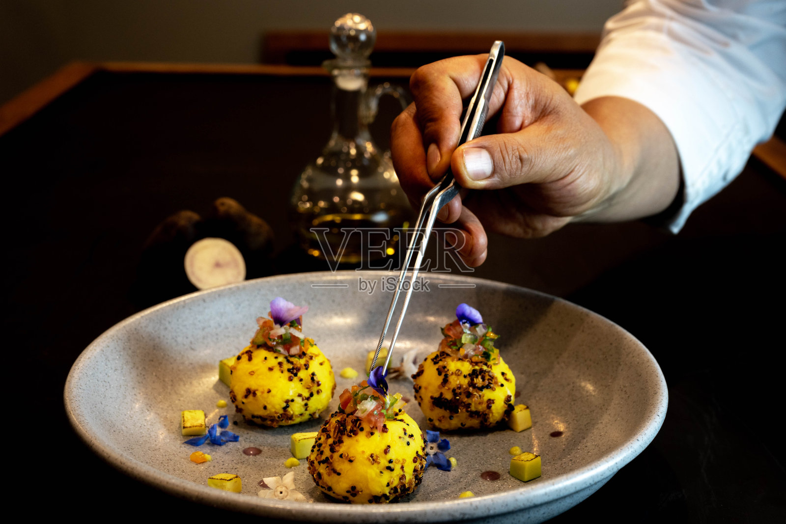 秘鲁的一道典型菜肴，黑色背景。照片摄影图片