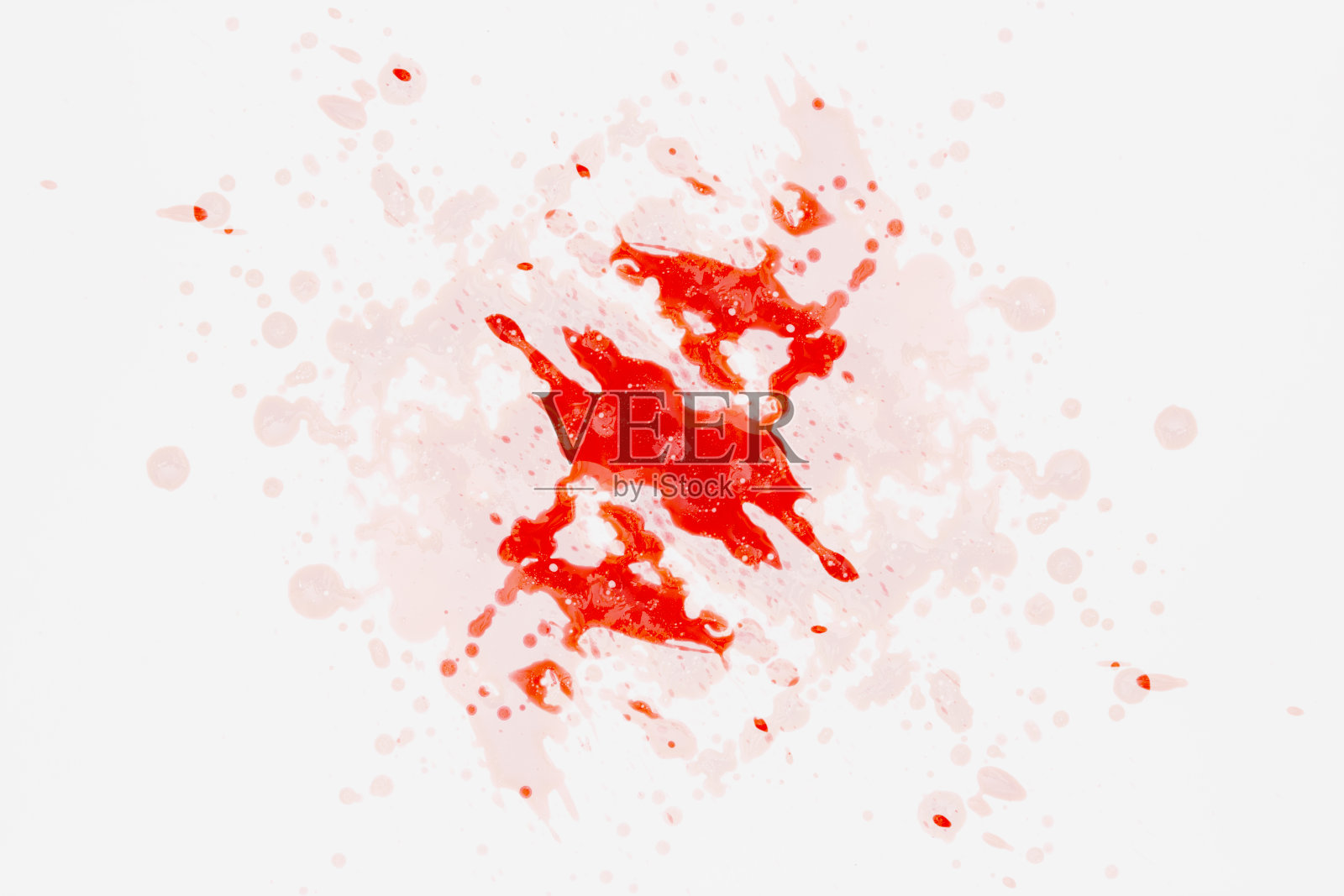 特写:白色抽象背景上分离的红色血液滴照片摄影图片